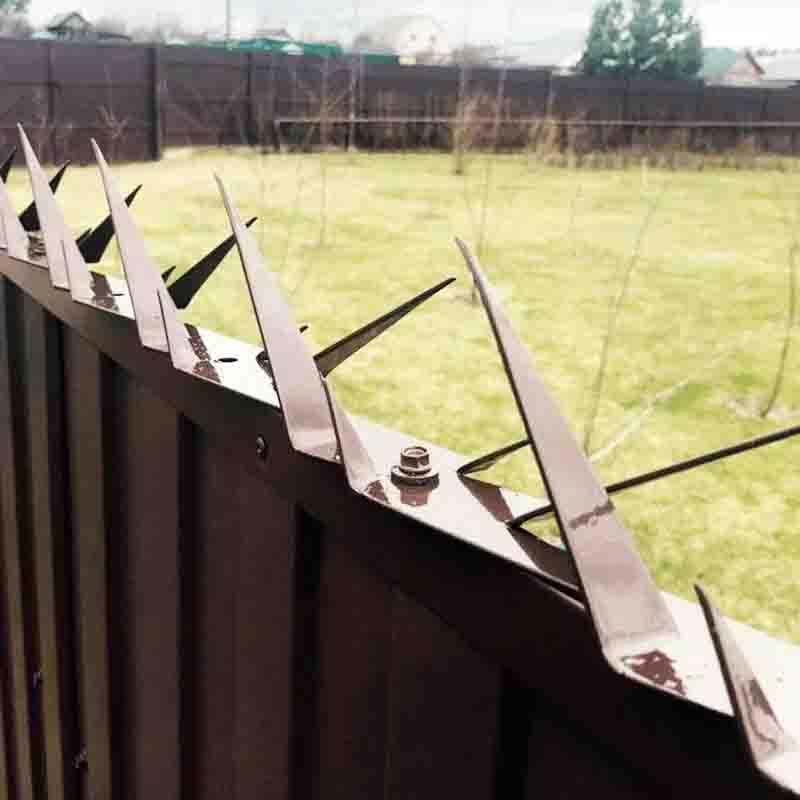 Шипы на забор от воров - надежное средство защиты от проникновения.
